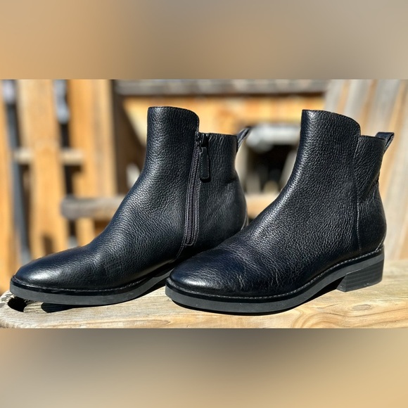 Cole Haan, River Chelsea Waterproof Leather
Bootie/Side Zip size 71/2B Black - Picture 1 of 11